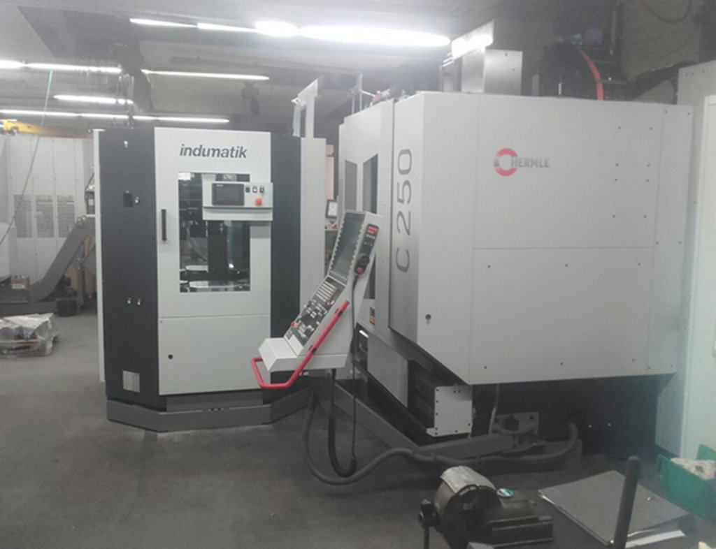 Indumatik UL100 an Hermle-Bearbeitungszentrum