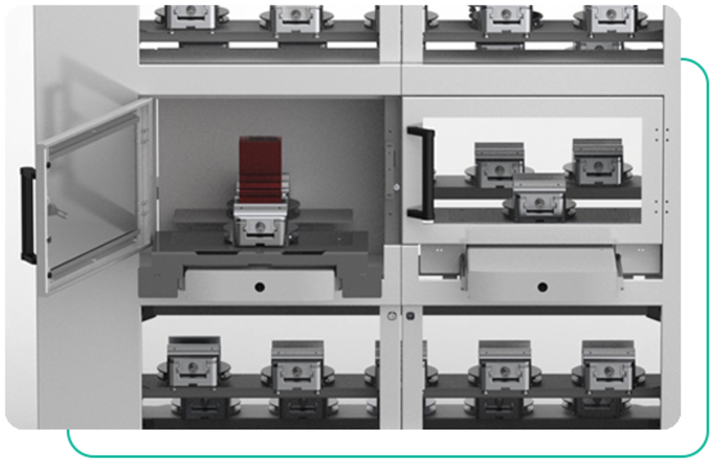 ERGONOMISCHE EIN- UND AUS­LAGERUNG­STATION.  Sie ermöglicht eine hauptzeitparallele Beladung. Der Maschinenbediener nutzt die Ein- und Auslagerungsstation während des Betriebs der Bearbeitungsmaschine, um die Automation zu bestücken.