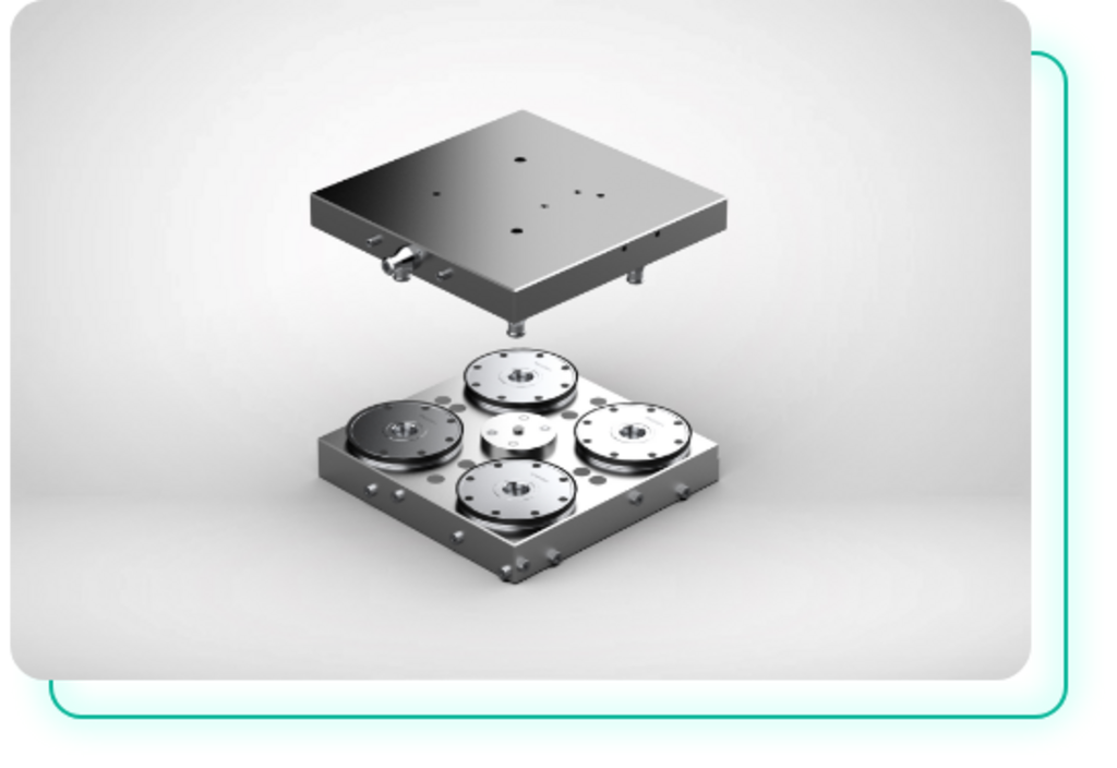 Erhöhte Produktionsflexibilität und ein MUSS bei automatisierter Fertigung  MASCHINEN­ÜBER­GREIF­ENDER EINSATZ Nullpunktspannsystem mit vier öffnenden Spanneinsätzen zur Aufnahme von Trägerplatten und Werkstücken. Auch erhältlich mit 2-fach Mediendurchführung zur Aufnahme von Prepallets.   Das Nullpunktspannsystem (320 mm x 320 mm) besteht aus einer Grundplatte aus vernickeltem Stahl. In diese Grundplatte werden vier Spanneinsätze eingesetzt. Optional mit zentrischer Anbindung an 2-flutige Drehdurchführung pneumatisch. Über diese Drehdurchführung kann ein pneumatischer Schraubstock betätigt werden. Die Grundplatte wird auf dem Maschinentisch befestigt.