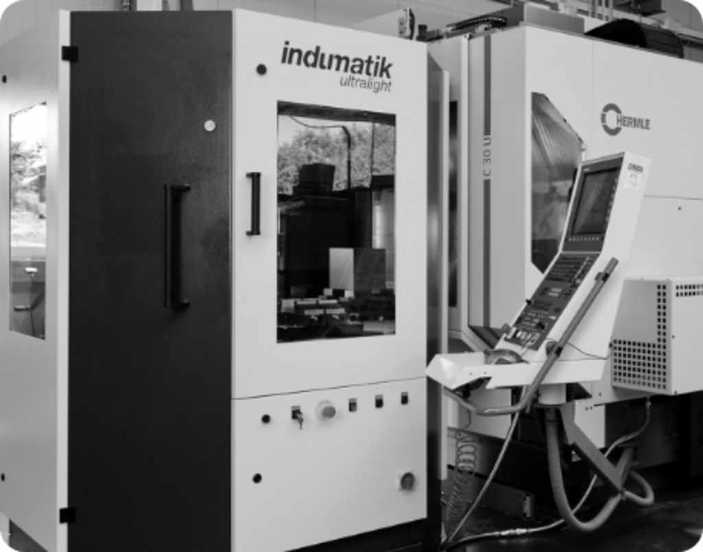 Indumatik UL100 an Hermle-Bearbeitungszentrum