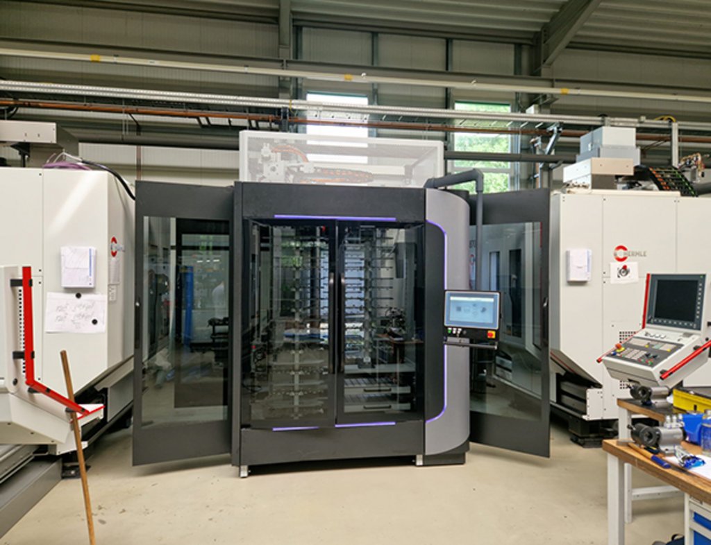 Indumatik VL80 an Hermle-Bearbeitungszentrum
