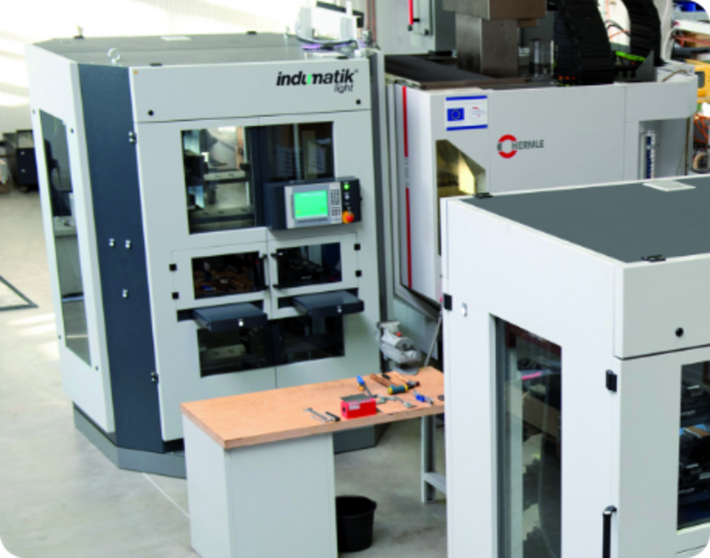 Indumatik L60 an Hermle-Bearbeitungszentrum