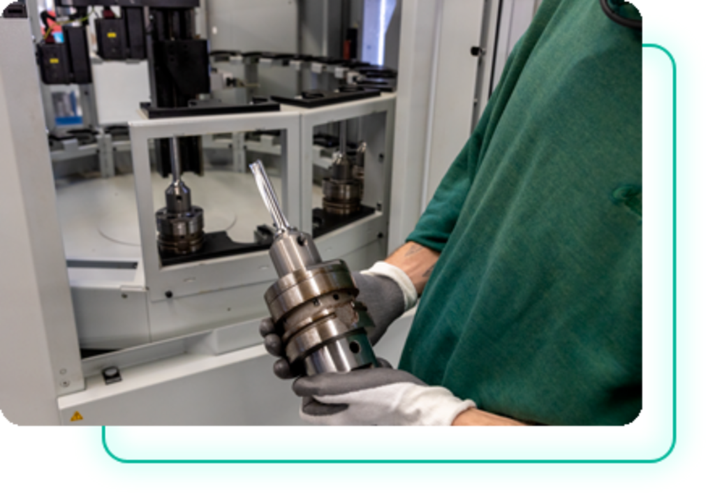 Vier Jahrzehnte Innovation und Qualität ÜBER JONGEN WERK­ZEUG­TECHNIK GMBH  Seit ihrer Gründung im Jahr 1974 hat sich die Jongen Werkzeugtechnik GmbH als führender Hersteller von Fräs- und Bohrwerkzeugen etabliert. Mit mehr als 250 Mitarbeitern in Deutschland und einer weiteren starken Präsenz in Europa bleibt Jongen durch kontinuierliche Innovationen, hochmoderne Produktionsanlagen und ein starkes Engagement für Qualität an der Spitze der Branche. Jongen ist besonders stolz darauf, dass alle Produkte zu 100% in Deutschland gefertigt werden, was eine unübertroffene Qualität und Zuverlässigkeit gewährleistet.