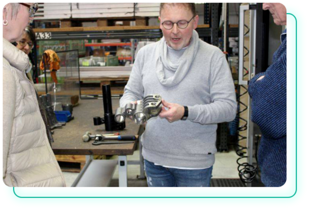 Kunde aus Zulieferindustrie ÜBER FELDMANN TÜRSYSTEME  Feldmann Türsysteme GmbH, ansässig in Velbert, hat sich als renommierter Hersteller in der Branche für Personenbeförderungssysteme etabliert.  Das Unternehmen spezialisiert sich auf die Entwicklung und Fertigung hochpräziser Türsysteme, die in öffentlichen Verkehrsmitteln und anderen Bereichen der Personenbeförderung zum Einsatz kommen.  Diese Produkte müssen höchsten Sicherheitsanforderungen genügen, da sie direkt zum Schutz und zur Sicherheit der Passagiere beitragen. Die Fertigung solch komplexer Systeme  erfordert modernste CNC-Technologien und eine kontinuierliche Innovation in den Produktionsprozessen, um Präzision, Zuverlässigkeit und Effizienz zu gewährleisten. 